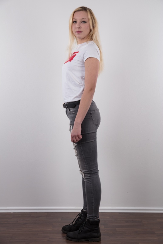 4. Download full pics of Eva (20) from czechcasting.com