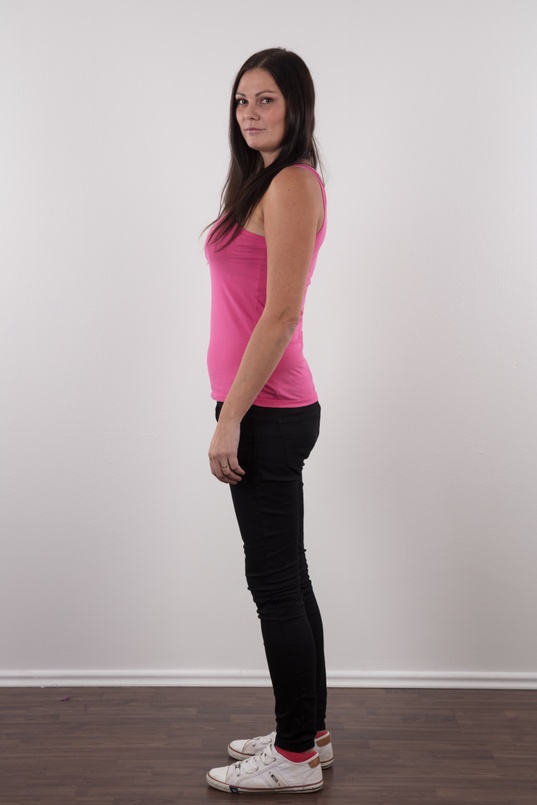 4. Download full pics of Simona (29) from czechcasting.com