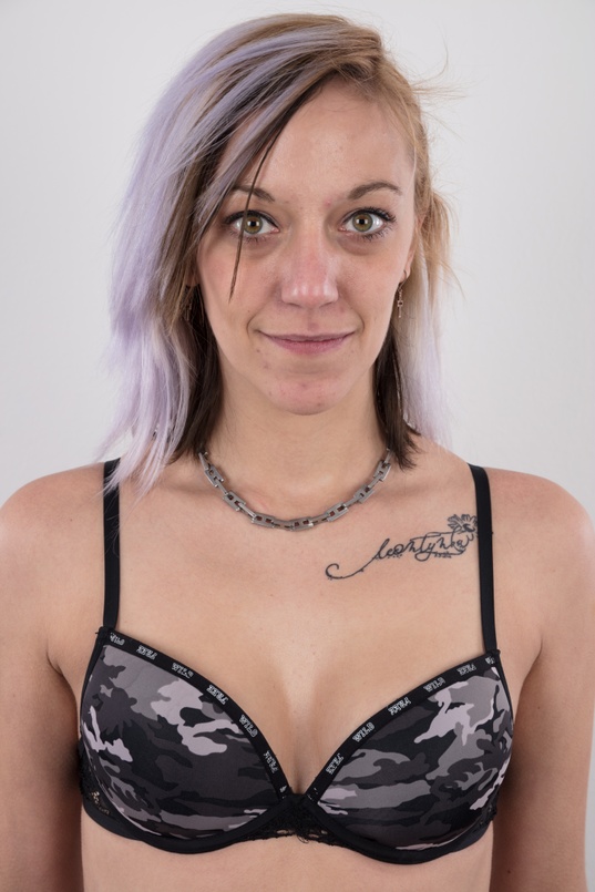 4. Download full pics of Anna (24) from czechcasting.com