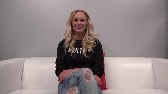 1. Download full pics of Andrea (29) from czechcasting.com