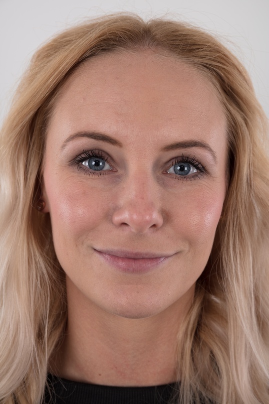 1. Download full pics of Andrea (29) from czechcasting.com