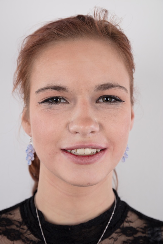 1. Download full pics of Nada (18) from czechcasting.com