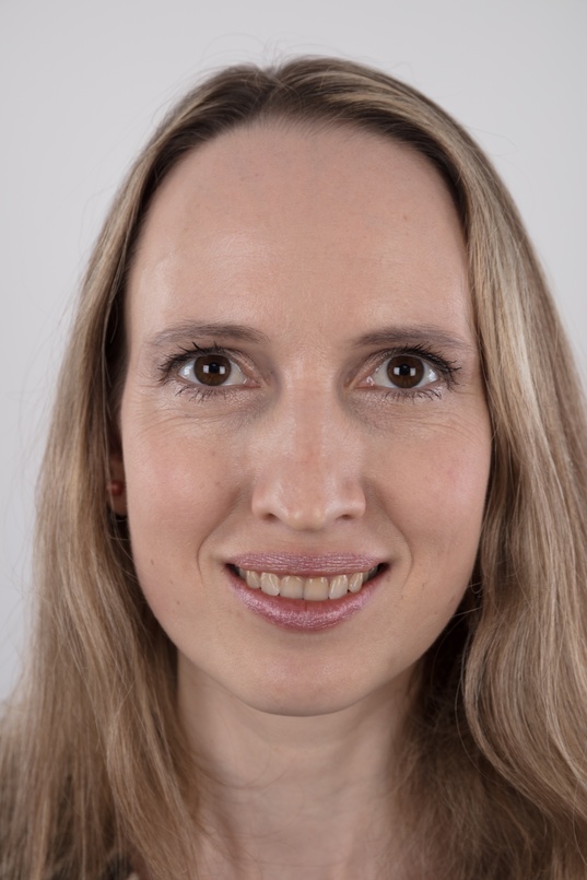 1. Download full pics of Julie (39) from czechcasting.com