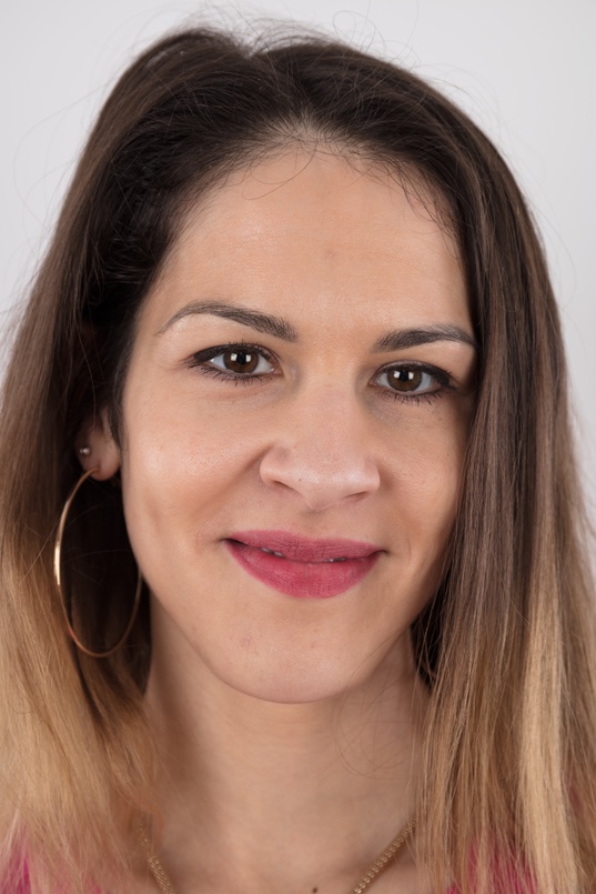 1. Download full pics of Michaela (29) from czechcasting.com