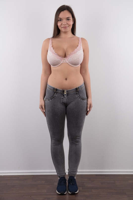 4. Download full pics of Alena (23) from czechcasting.com