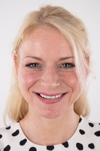 1. Download full pics of Eva (38) from czechcasting.com