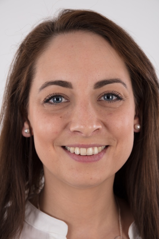 1. Download full pics of Oxana (30) from czechcasting.com