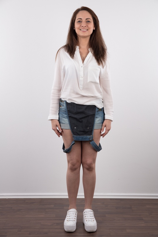 2. Download full pics of Oxana (30) from czechcasting.com