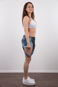 4. Download full pics of Oxana (30) from czechcasting.com