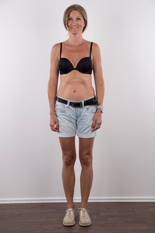 5. Download full pics of model Michaela (42) from czechcasting.com