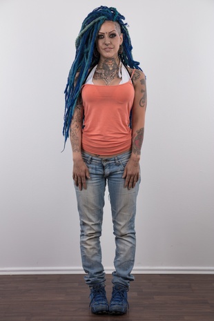 2. Download full pics of model Lady Blue (25) from czechcasting.com