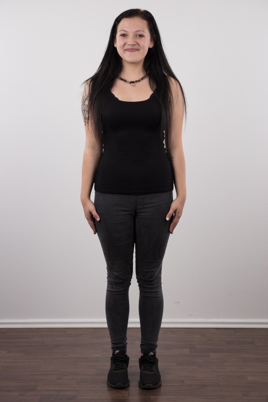 2. Download full pics of Daniela (18) from czechcasting.com