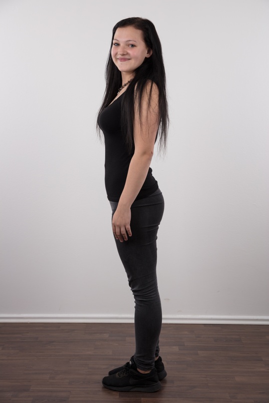 4. Download full pics of Daniela (18) from czechcasting.com