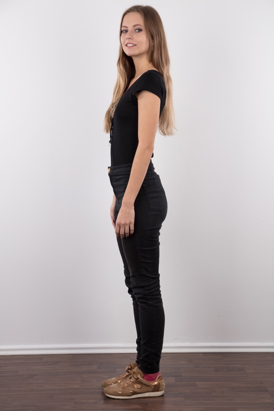 4. Download full pics of Eliska (22) from czechcasting.com