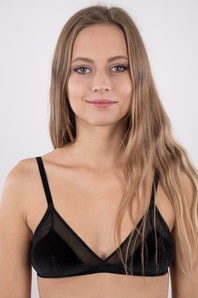 5. Download full pics of Eliska (22) from czechcasting.com