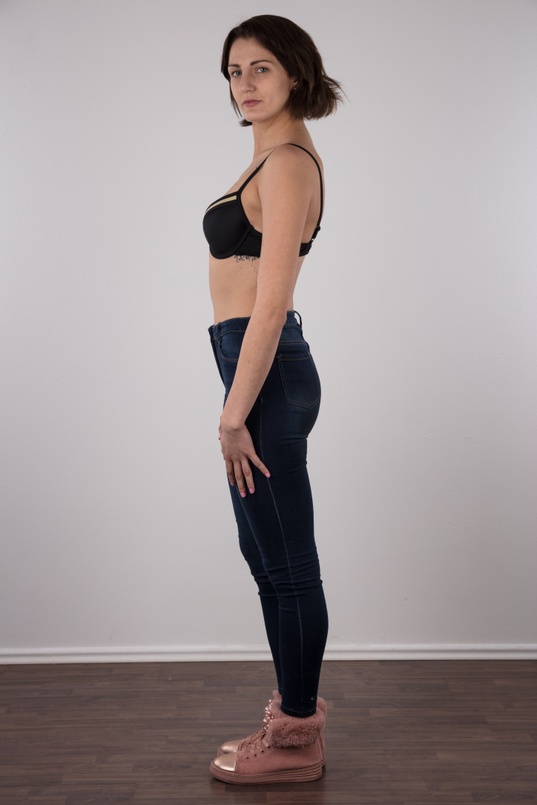 4. Download full pics of Zaneta (21) from czechcasting.com