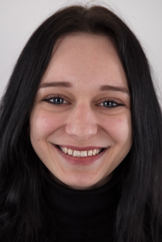 1. Download full pics of Sona (18) from czechcasting.com