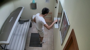 1. Download full pics of Соло-дрочка с хорошо оснащенным молодым парнем – пойман на месте преступления from czechgaysolarium.com