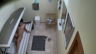 3. Download full pics of Соло-дрочка с хорошо оснащенным молодым парнем – пойман на месте преступления from czechgaysolarium.com