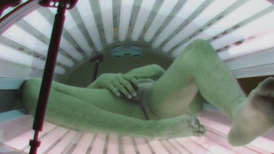 4. Download full pics of Соло-дрочка с хорошо оснащенным молодым парнем – пойман на месте преступления from czechgaysolarium.com