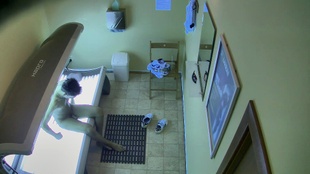 5. Download full pics of Соло-дрочка с хорошо оснащенным молодым парнем – пойман на месте преступления from czechgaysolarium.com