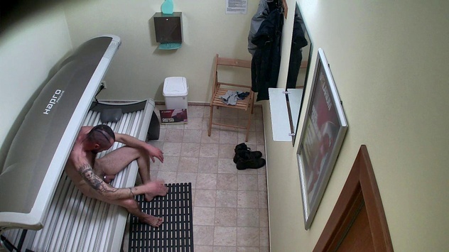 スリムなイケメンが自慢のモノを披露する