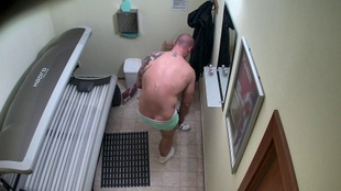 2. Download full pics of Ripped Jock’s Sneaky Show from czechgaysolarium.com