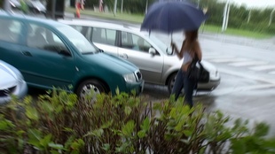 8. Download full pics of Tette sotto la pioggia: bagnate, strette e completamente esposte from czechjacker.com