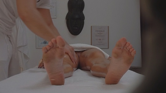 8. Download full pics of Rubia tetona se folla a su masajista from czechmassage.com