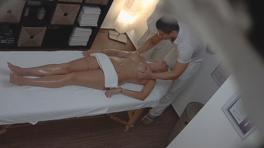 9. Download full pics of Rubia tetona se folla a su masajista from czechmassage.com