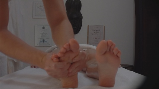 8. Download full pics of A modelo veio para uma massagem from czechmassage.com