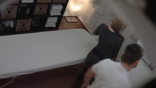 1. Download full pics of 巨乳熟女のマンコが激しく指で弄ばれ、あちこちに潮を吹く from czechmassage.com