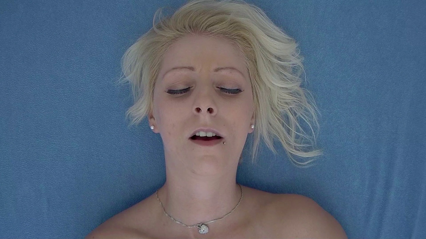 ラッキーガイが10代の女の子2人と付き合う - 楽しさ2倍、尊敬ゼロ