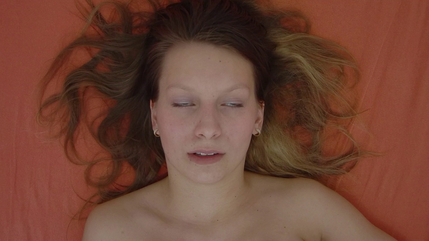 Blonde Bitch in the Kitchen – Can't Keep Her Hands Off Herself