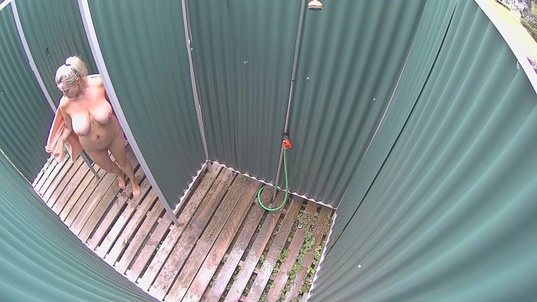 4. Download full pics of MILF with Fantastic Tits from czechpool.com