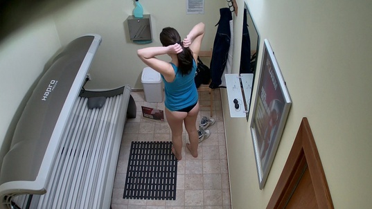 1. Download full pics of Brunette Gives Another Unintentional Pussy Flash from czechsolarium.com