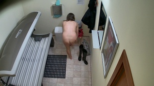 2. Download full pics of Une fille aux cheveux noirs se laisse aller, complètement naïve from czechsolarium.com