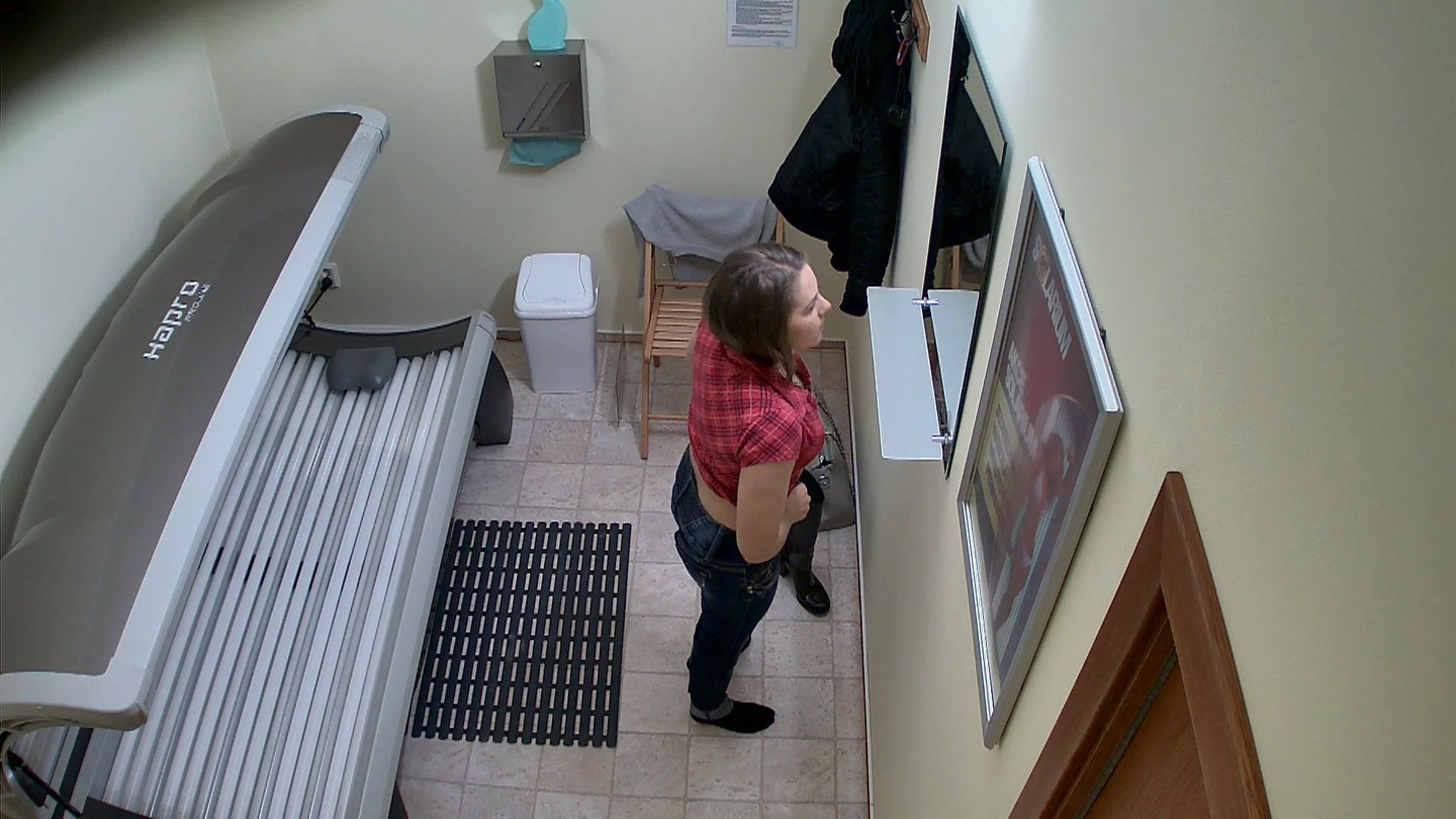 Une fille aux cheveux noirs se laisse aller, complètement naïve