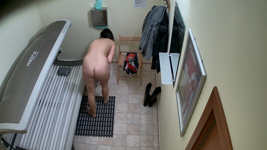 2. Download full pics of MILF Shows Off Her Mature Pussy in Solarium from czechsolarium.com