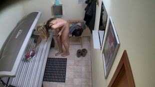 2. Download full pics of MILF Shows Off Her Mature Body in Solarium from czechsolarium.com