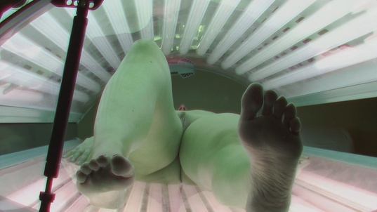 5. Download full pics of MILF Shows Off Her Mature Body in Solarium from czechsolarium.com