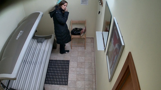 1. Download full pics of Slim Brunette Spreads Wide in Solarium from czechsolarium.com