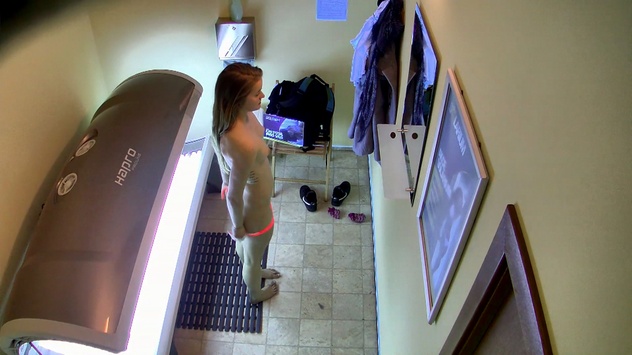 Frisk 18-årig afslører sin stramme unge fisse