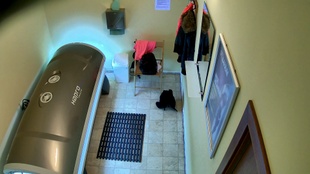 6. Download full pics of Tmavovlasá kočka ukazuje další kundičku from czechsolarium.com