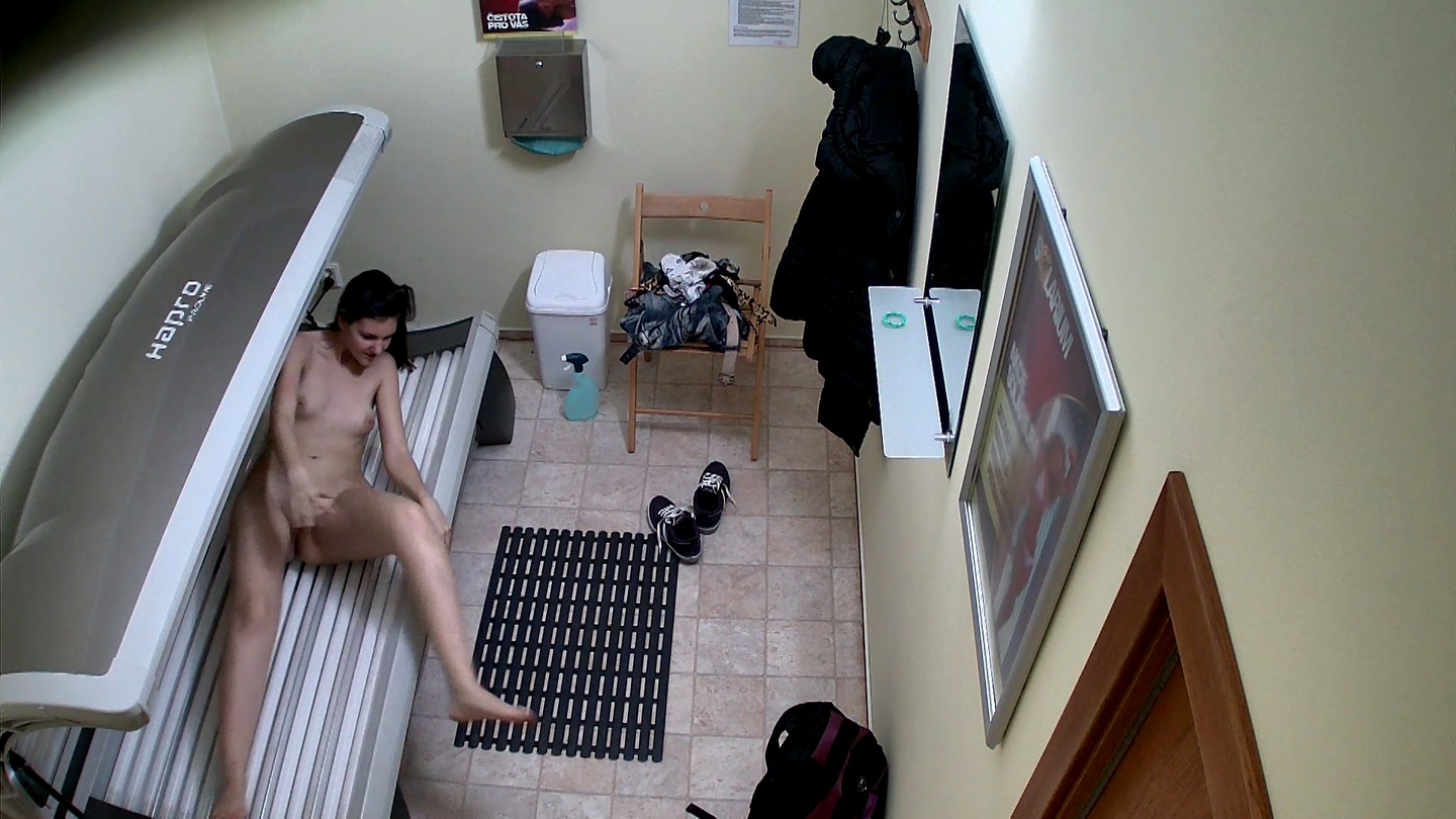 Une salope de 18 ans garde son secret bien caché