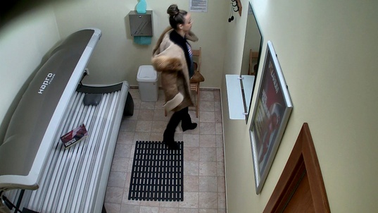 1. Download full pics of Brunette Loves Showing Off in Solarium from czechsolarium.com