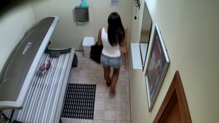 1. Download full pics of Une brune profite de sa séance de solarium et montre sa chatte from czechsolarium.com