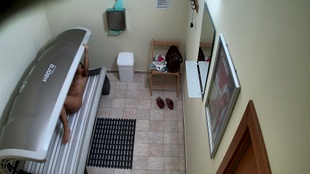 3. Download full pics of Une brune profite de sa séance de solarium et montre sa chatte from czechsolarium.com