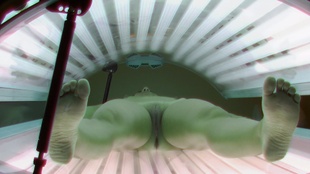 4. Download full pics of Une brune profite de sa séance de solarium et montre sa chatte from czechsolarium.com