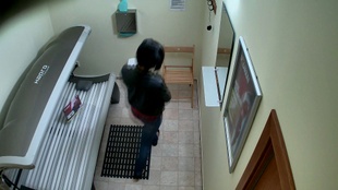 1. Download full pics of Брюнетка возвращается в солярий для третьего раунда from czechsolarium.com